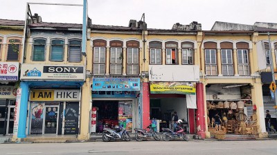 外籍人士经营的店铺如雨后春笋林立。