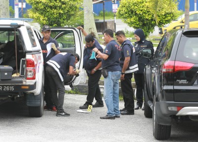 警方科学鉴证组在被射击的轿车搜索是否留下任何蛛丝马迹。