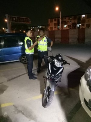 巡警受召到场。