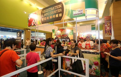 来到现场将能以1令吉就能购得众多优惠食品。