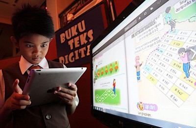 教育部从2019年开始,逐步推出电子课本,中学生无需再携带课本上学。