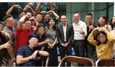 与友人大合照,众人摆出爱心的姿势,杨美盈与李耀升显得笑容腼腆。