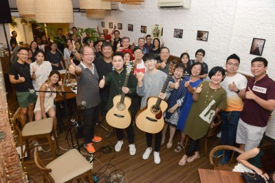 因弹吉他之夜幕后策划团队与嘉宾在表演后同个别名年轻乐手合照。眼前左起吧股商骆錦地以及周达万。