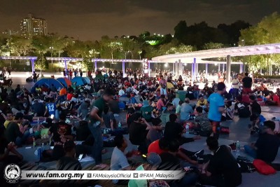 大宗国足支持者或球迷彻夜在武吉加里尔国家体育场周边排队。