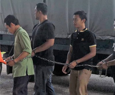 怀疑虐打戒毒者的3名戒毒中心管理员被警方押往法庭申请延长扣留令助查。