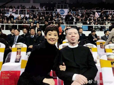 冯小刚和老婆徐帆一起现身。