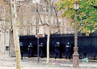 防暴警员被拍下在街头小解。