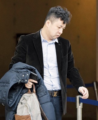 刘晓棕现身法院。