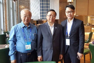 林玉唐（左）与中国驻东盟大使黄溪连（中）相见欢。右为商会总秘书林珠德。