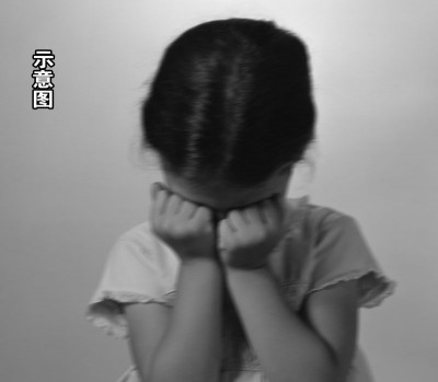 该名女童的牙齿因此被打断,左眼和左腿红肿。