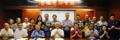 萧子江(前排左2)与会长拿督李新才(中者)以及筹委会成员合照。