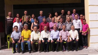 吉隆坡谐街仙四师爷庙博物馆动土礼后，丘伟田(前排坐者右4)与产业受托人及嘉宾合照。