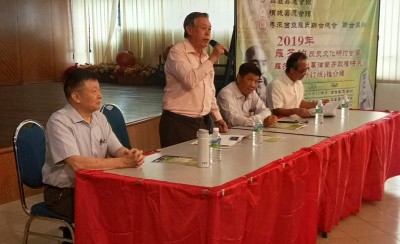 雪隆嘉应会馆会长邹寿汉邹寿汉（左2）与李欣祥（左），日前出席2019年罗芳伯历史文化研讨会暨《罗芳伯及东万律兰芳政权研究》（修订本）推介礼。