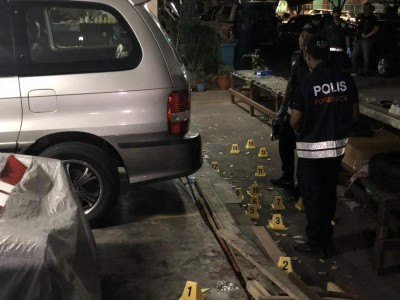 现场留下大量血印。