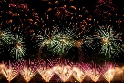 英国以璀璨的烟火迎接2019。(法新社照片)