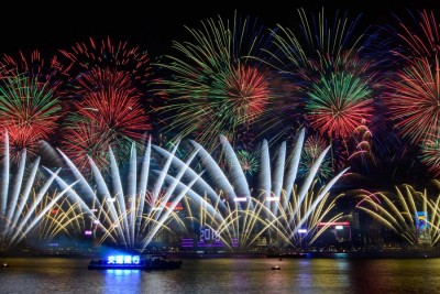 香港维多利亚港的10分钟烟火汇演迎接新年的来临。(法新社照片)