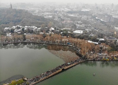 杭州的西湖景区周一人潮如织。