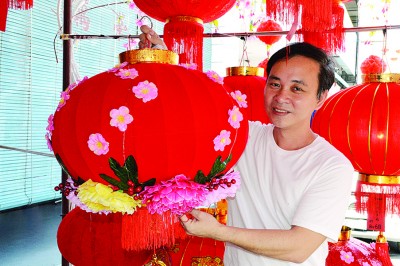 洪世强设计的富贵花灯。