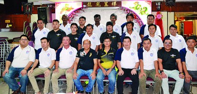 瓜拉姆拉志工团理事会阵容，前排左起许荣耀、郑国良、王嘉顺、黄成财、田福友、连存福、何志宏、陈友强和陈福强。