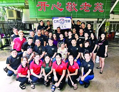 志工团慈善组和队员及热心人士向开心敬老苑住户嘘寒问暖。