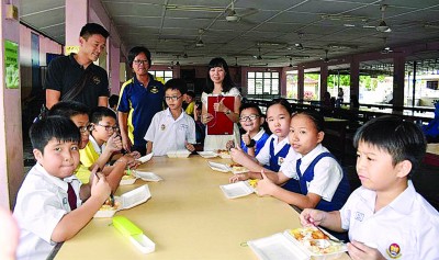 志工团慈善组把善心传播到老街场小学，为『赞助清寒学生午餐计划』响起首炮。