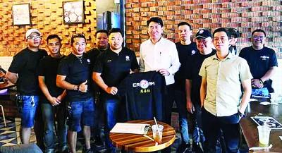 吉打州行政议员黄思敏和市议员韦国樑与志工团理事小聚。