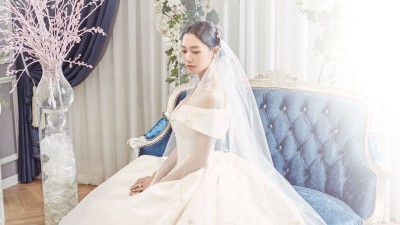 Clara近日为婚纱杂志拍摄写真。