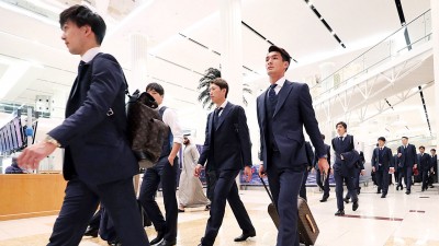 日本足球队抵达阿联酋机场。