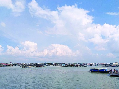 海上养殖场，是龟咯当地居民的生计来源。 