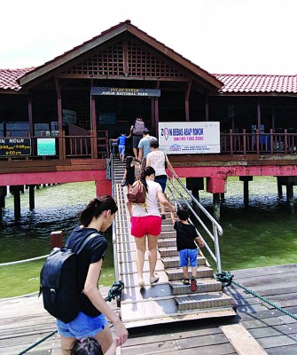 游客登上龟咯岛，来一趟生态之旅。