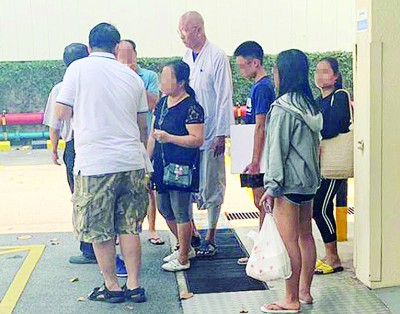 死者母亲在丈夫与三名孩子等亲属的陪同下到殓尸房领尸，一度泣不成声。