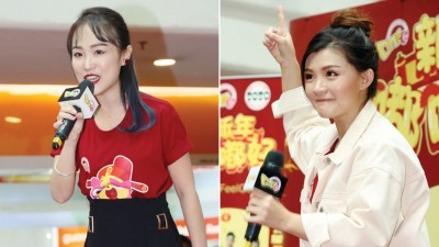 M-Girls成员阿妮（左）和王雪晶，虽同台却没有合唱，而是各自演唱新年歌。