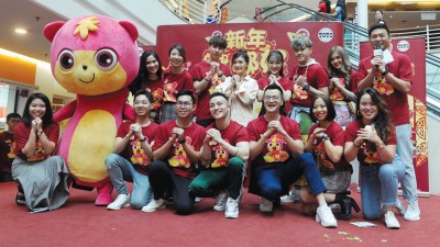 One FM全体DJ和新闻主播为《新年嘟嘟好》展开造势宣传，跟观众拜早年，4组本地歌手包括王雪晶、阿妮、徐凯及碰碰姐弟也到场助阵，大家一起唱歌跳跳，让场面一片热闹。