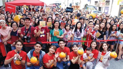 《诸事大吉颂Happy》从北到南展开“送Happy流动卡车”造势活动于周日“占领”土库街!前排左起为Rickman谢承伟、Henley许亮宇、Orange陈慧恬、Haoren朱浩仁、Natalie小玉、Pauline陈俐杏、Emily陈子颖。