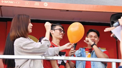 艺人与观众必须在气球爆炸前“同声同气”回答问题,现场紧张又刺激。