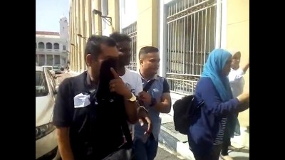 女童雙親,他倆在上午被警員押抵推事庭延扣時双手被拷,全程不发一语。