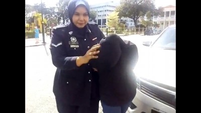 女童的母亲被警員押抵推事庭延扣。