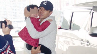 刘恺威一直试着带小糯米躲避闪光灯。