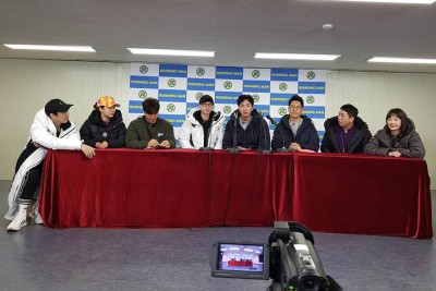 《RM》周一进行新年首次录制，李光洙（右四）与成员们召开记者会说明恋情。