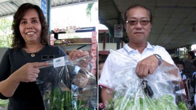 (左)叶蕙钧:当日所售卖的小白菜及生菜包装都有贴上该校的标签。(右)伍郁和希望学生可以栽种更多的菜。