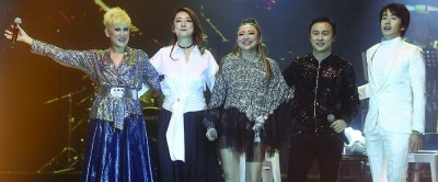 陈莉祝、夏日风采、郑敬基及李日朗同台演唱多首哥哥张国荣与梅艳芳的经典歌曲，向两位离世15年的香港巨星致敬。