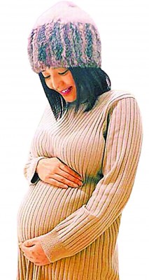 苍井空怀双胞胎难掩兴奋。