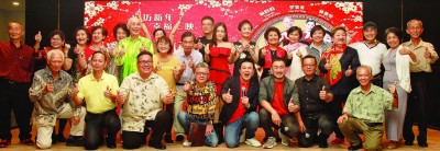 《大地回春》在拍摄期间发生火患，电影总监林德荣（前排左5）、导演黄罕铭（前排左6）忙着处理伤者事宜，直到所有演员痊愈后才办杀青宴。女主角梁祖仪（后排左11）以及参与拍摄的公公婆婆也盛装出席分享拍摄点滴。