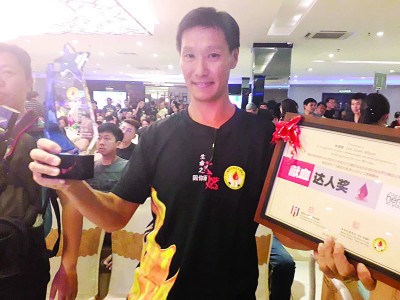 过去25年间持续于各3单月,为期前来慧音社所设之献血运动捐血的林健勤,被周日成达致80不良之捐血纪录。