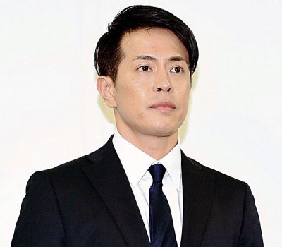 友井雄亮举行记者会宣布退团，并从此退出演艺圈。
