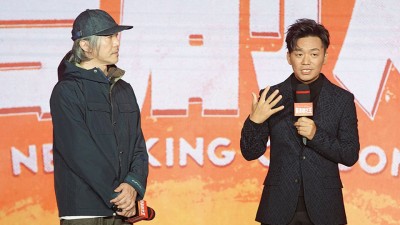 导演周星驰与主演王宝强谈龙套经历。