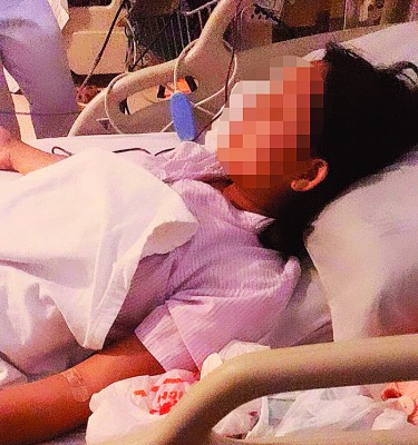 女佣的姐姐入院输了6包血，她目前已经回国休养。