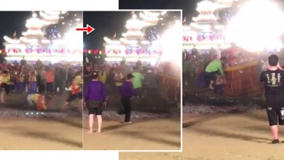 信徒过火时连环跌倒，跪在炭火上。（右）有信徒跳到轿上，避免双脚踏到炭火。