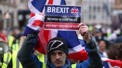 伦敦周六有数百名穿上“黄背心”的示威者，在市中心游行，不满当局与欧盟磋商脱欧协议的进程，要求特丽莎梅下台。（法新社照片）