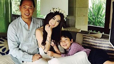 温碧霞的老公何祖光出身名门世家，结婚后他们有了一个宝贝儿子。